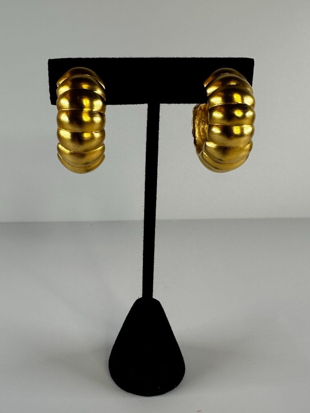 Vintage KJL Kenneth Jay Lane Satin Gold Ribbed/Shrimp 1" Hoop Earrings - Clip-On